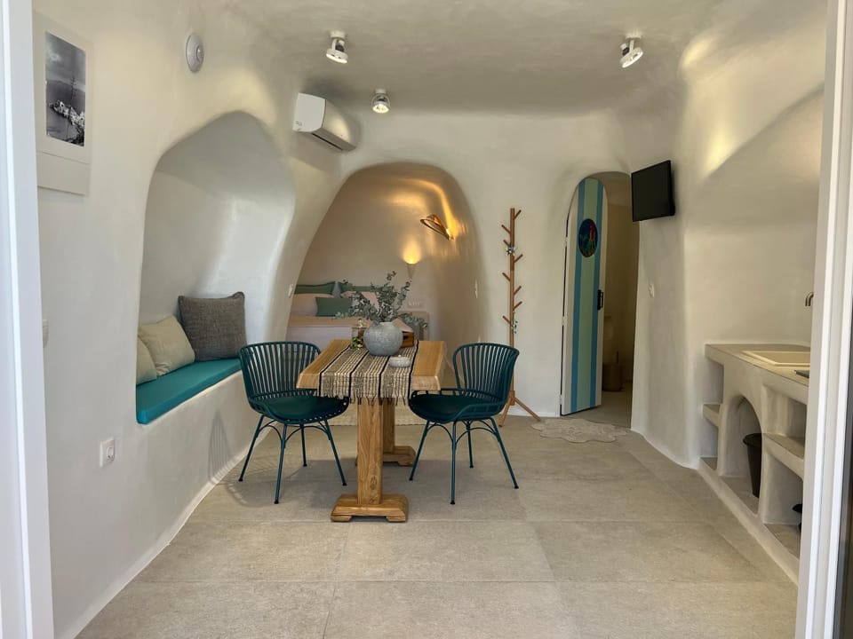 Seating area, Dining area