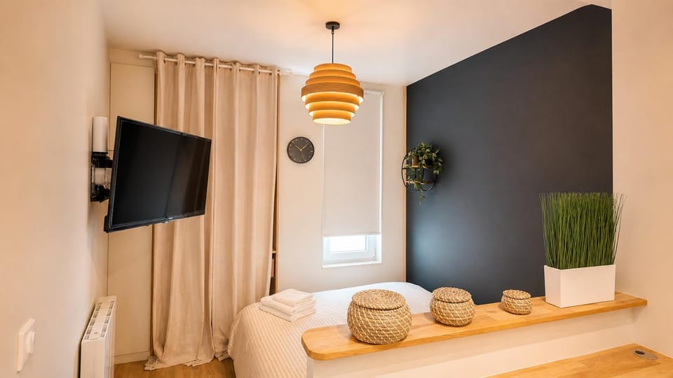 TV and multimedia, Photo of the whole room, Bedroom