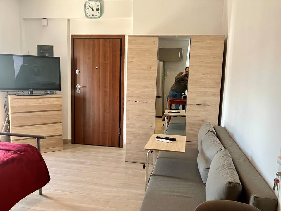 Facade/entrance, TV and multimedia, Living room, Seating area, wardrobe