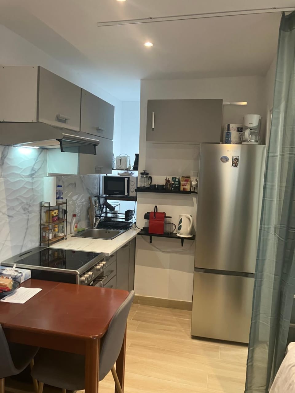 Coffee/tea facilities, Kitchen or kitchenette, stove
