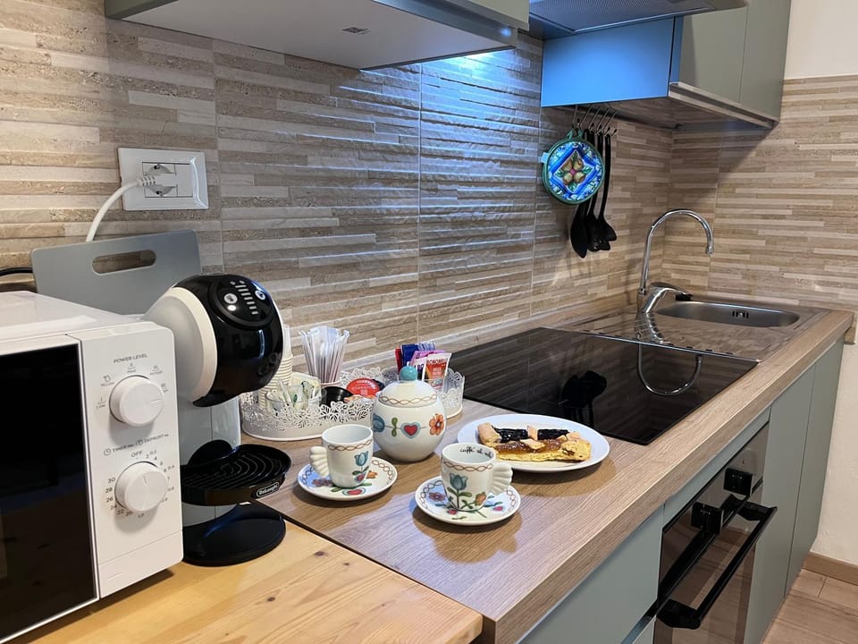 Coffee/tea facilities, Kitchen or kitchenette, kitchen