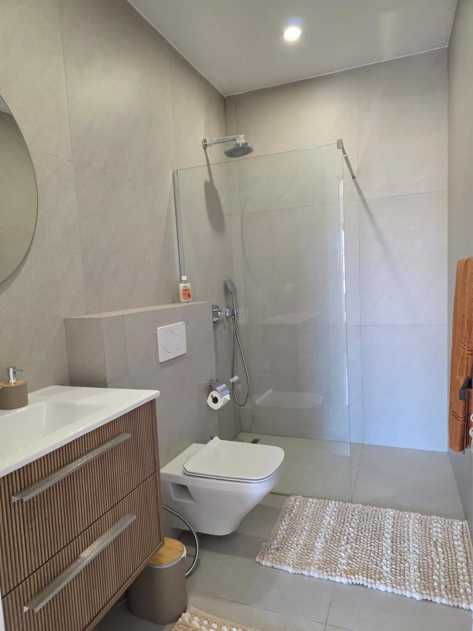 Shower, Toilet, Bathroom, towels