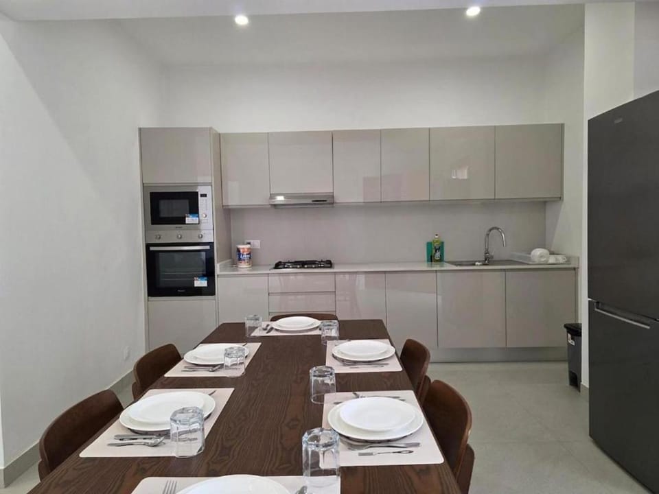 Dining area, kitchen