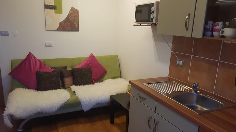 Kitchen or kitchenette, Seating area