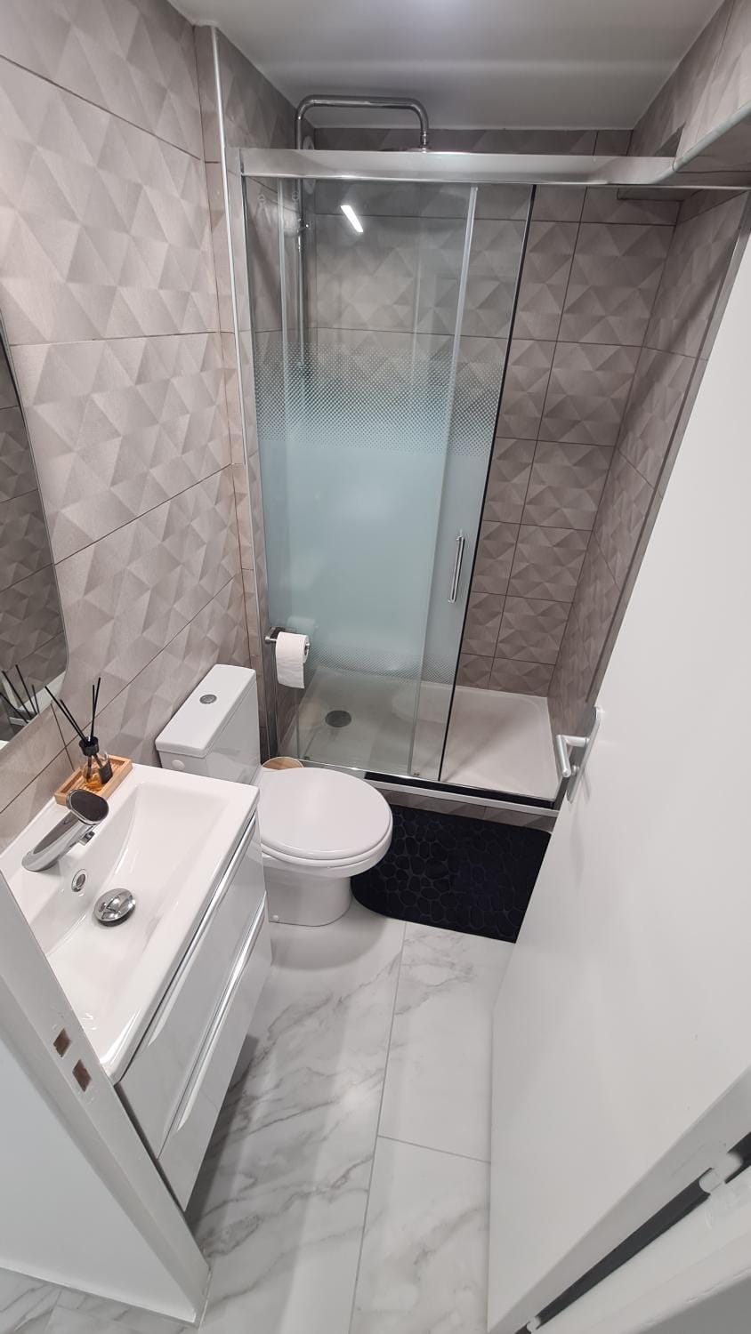 Shower, Toilet