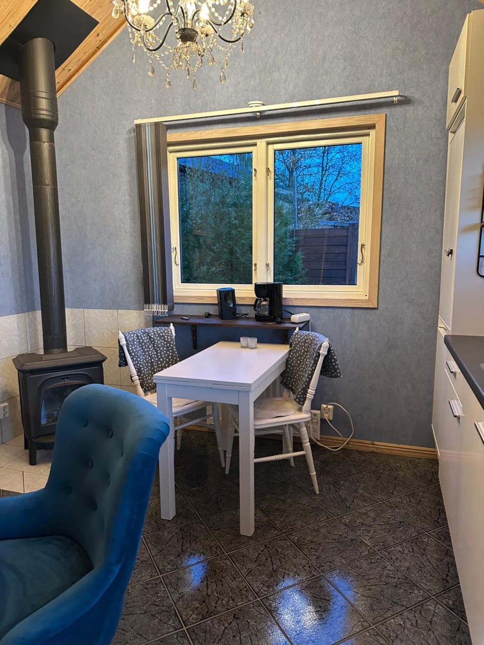 Kitchen or kitchenette, Dining area, fireplace