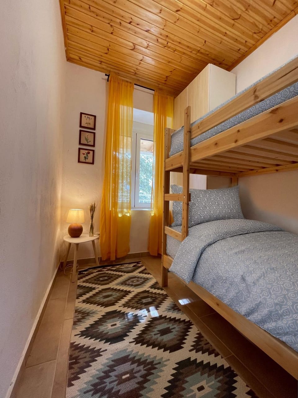 Bedroom, bunk bed
