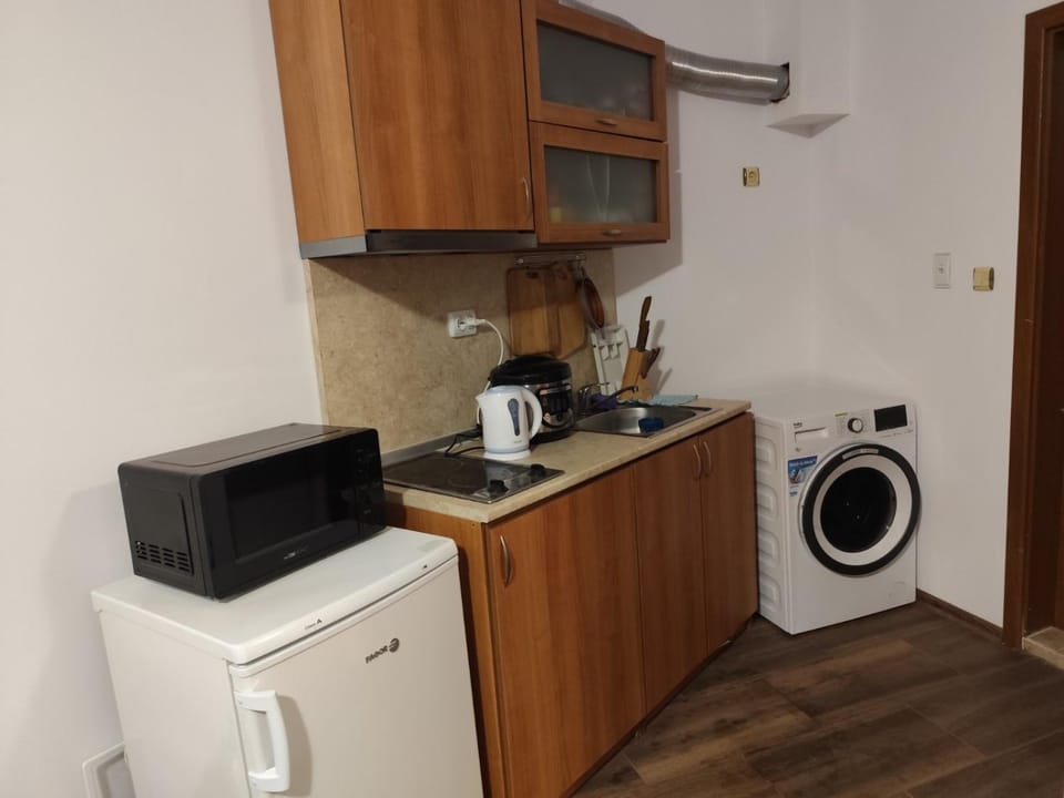 Coffee/tea facilities, Kitchen or kitchenette, stove, washing machine, dryer