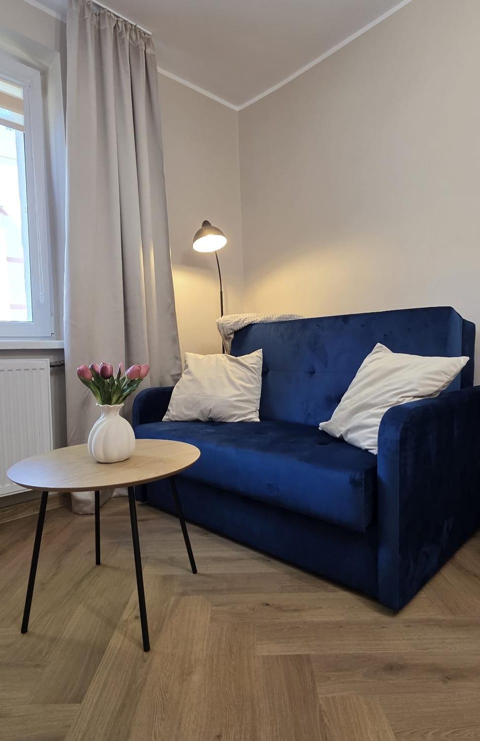 Bed, Living room, Seating area