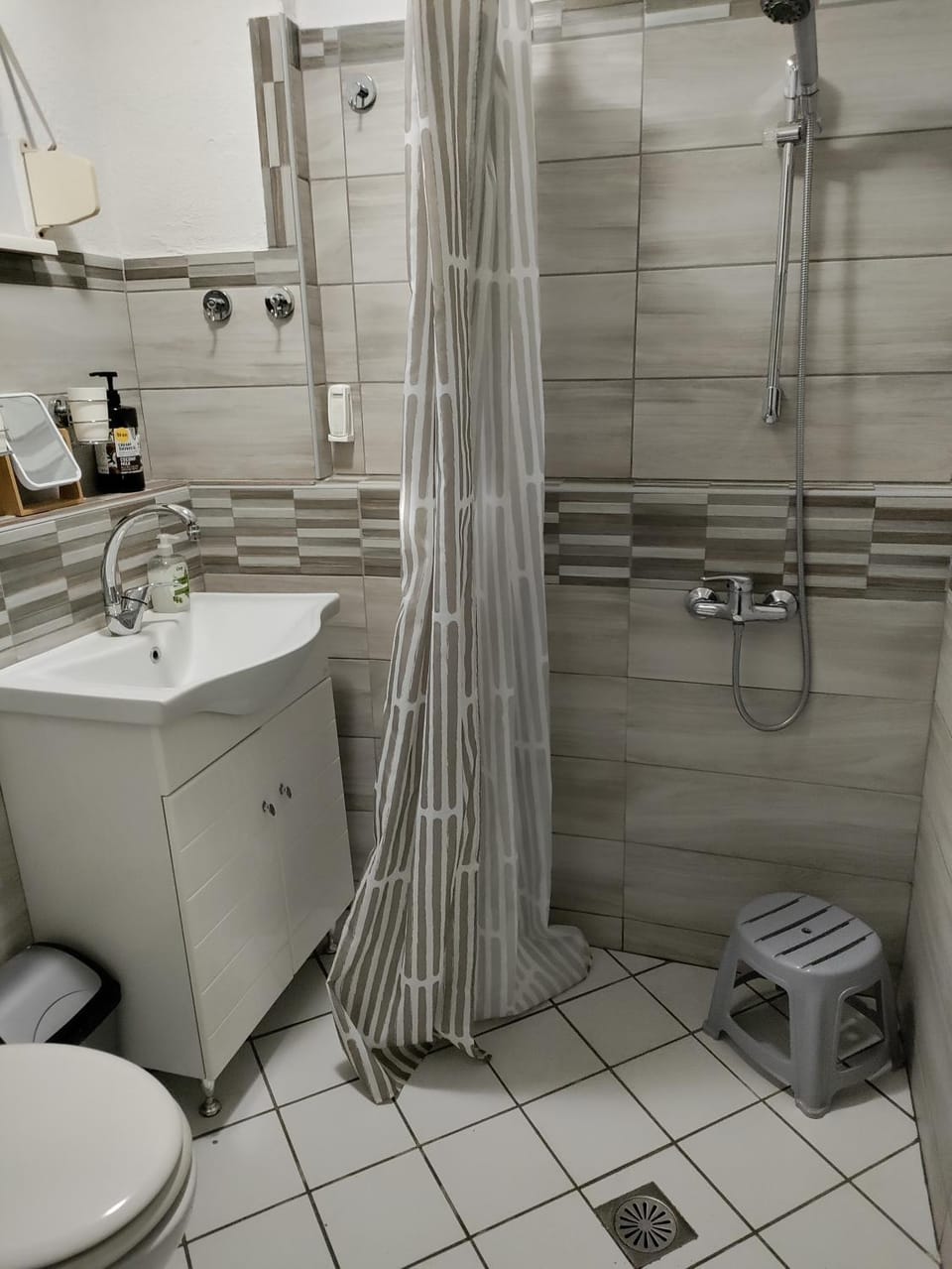 Shower, Toilet