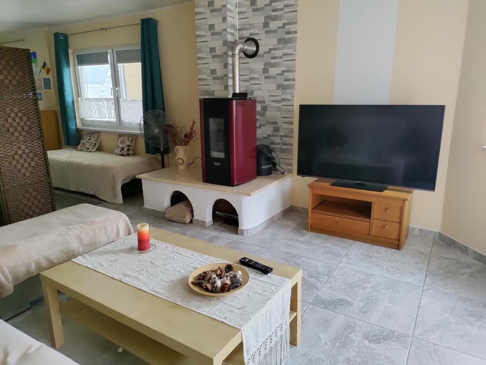 Communal lounge/ TV room, Bed, TV and multimedia