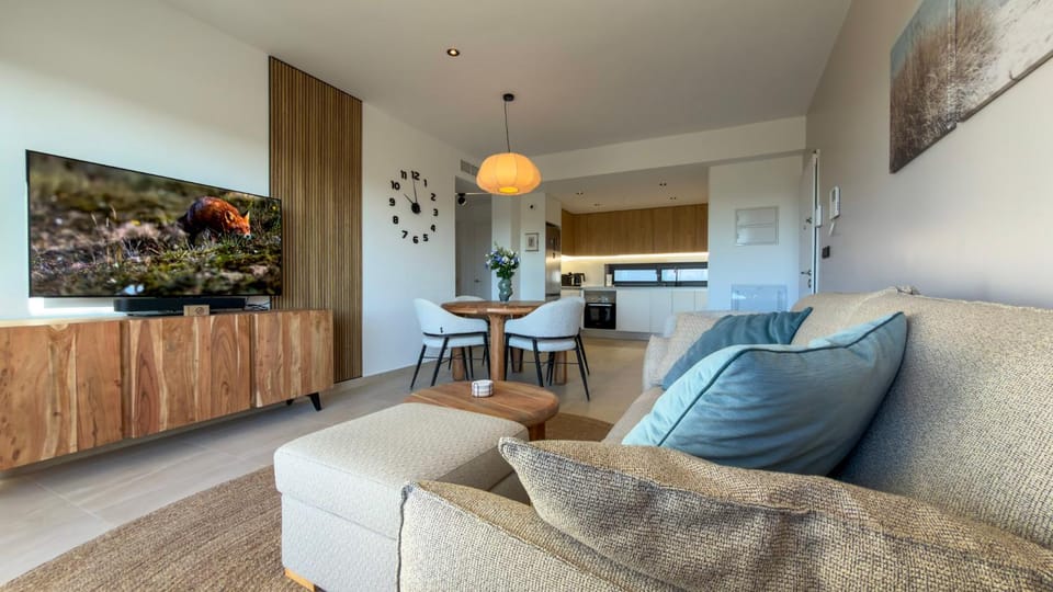 TV and multimedia, Living room, Lounge or bar, Dining area