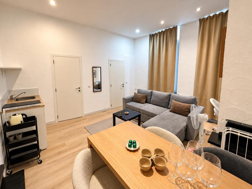 TV and multimedia, Seating area, Dining area, stove
