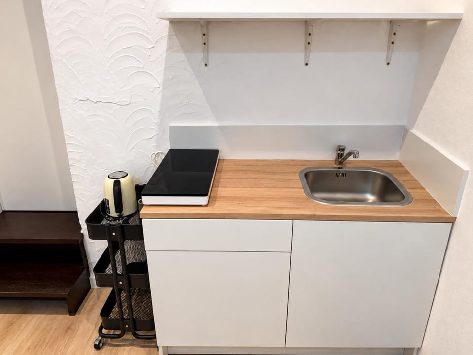 Kitchen or kitchenette, minibar, stove