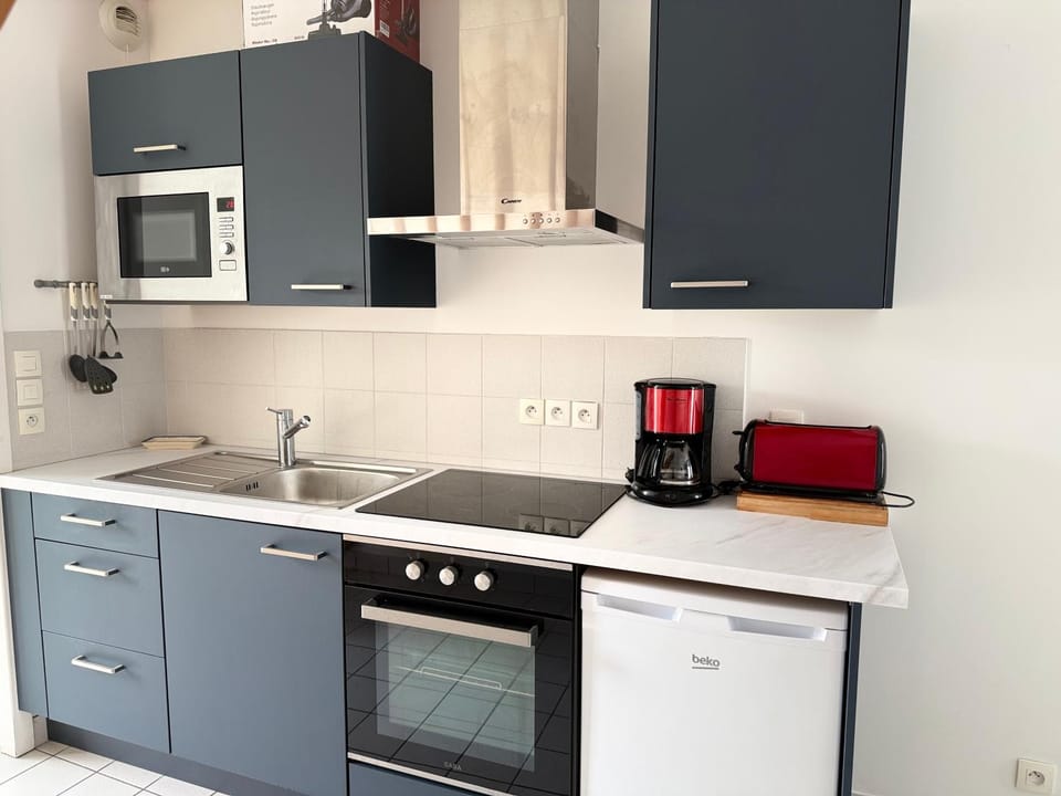 Coffee/tea facilities, Kitchen or kitchenette, oven, stove, toaster