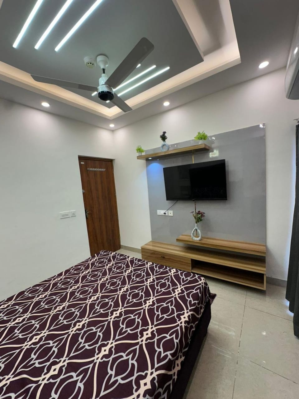 Premium Furnished 2BHK Stay Ajnara Le Garden Noida Apartment in Noida