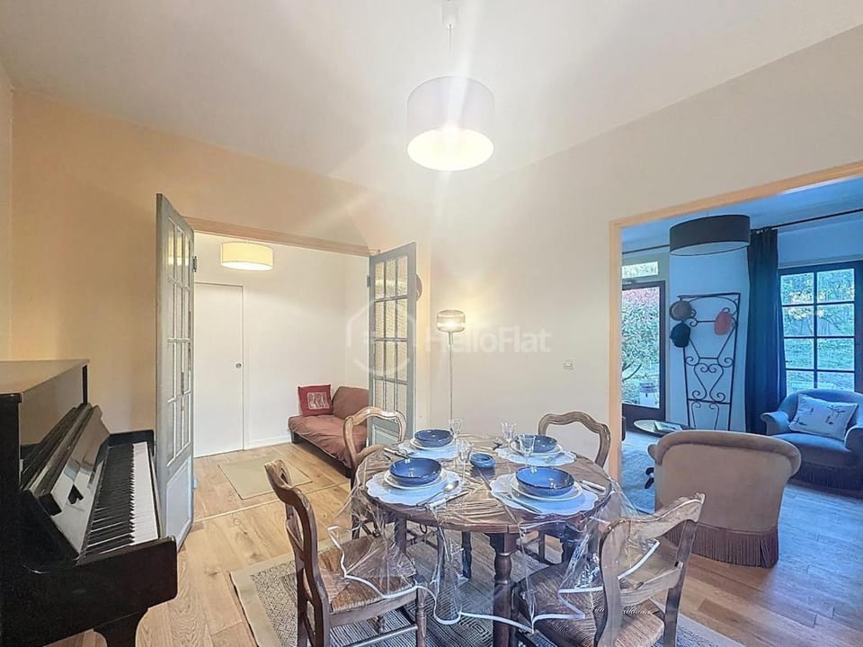 Living room, Meals, Meals