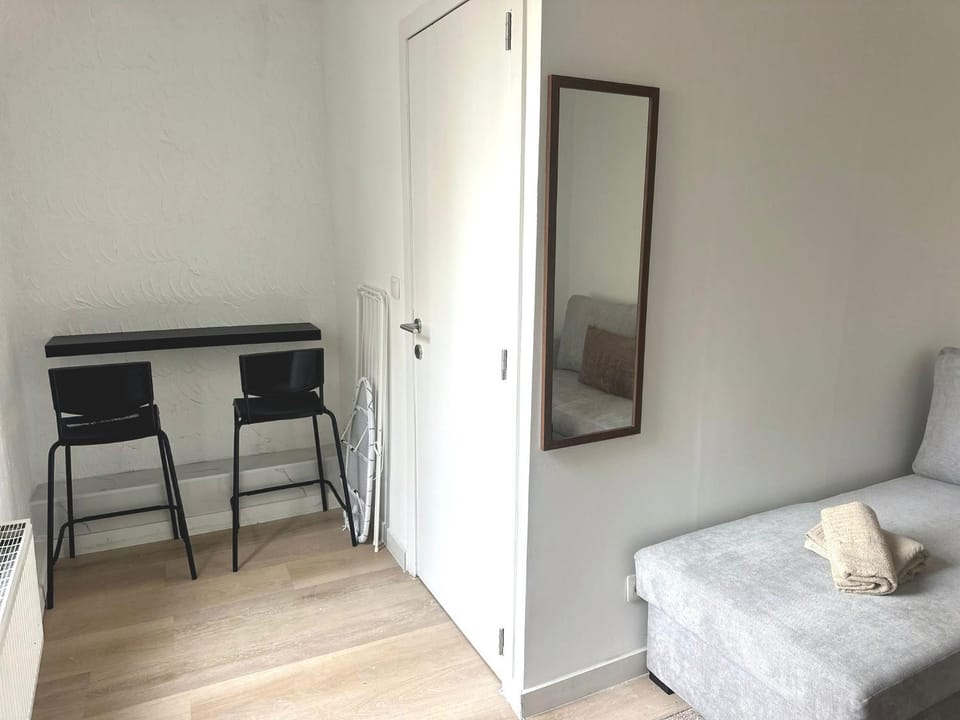 Bed, Seating area, Bedroom