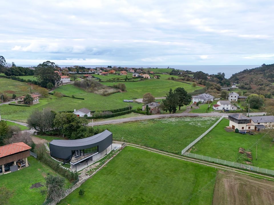 Property building, Nearby landmark, Day, Neighbourhood, Natural landscape, Bird's eye view, Mountain view
