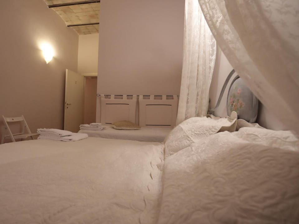 Photo of the whole room, Decorative detail