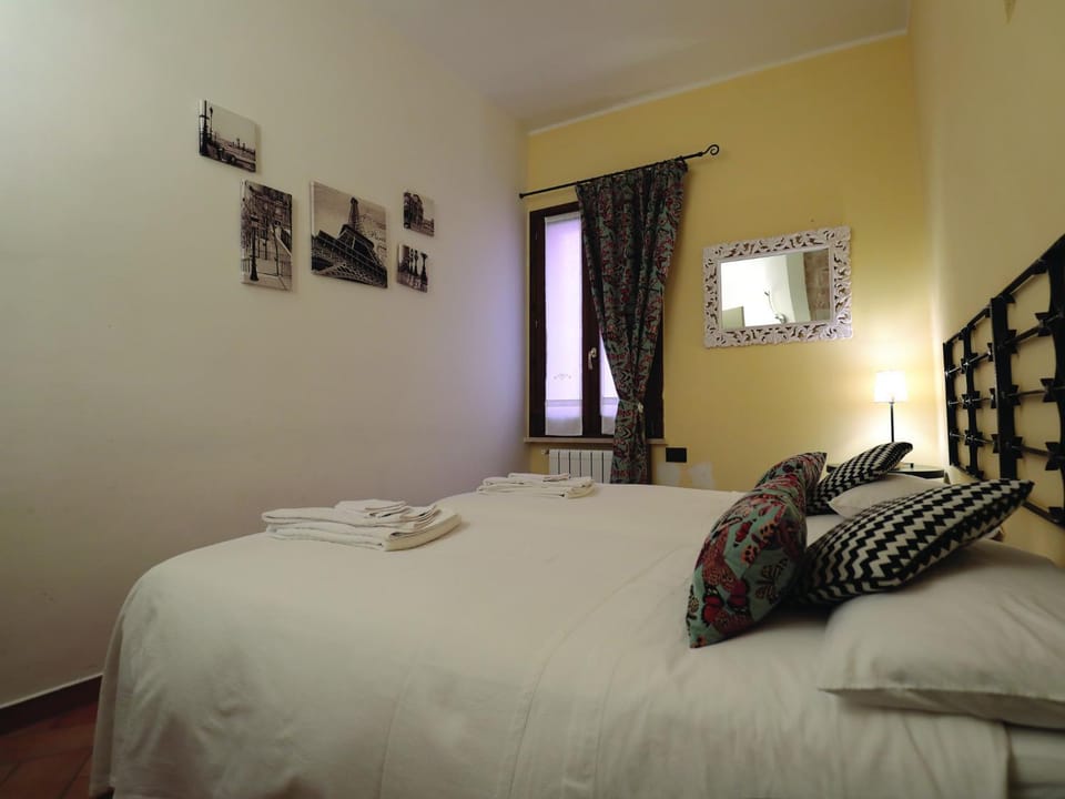 Photo of the whole room, Decorative detail