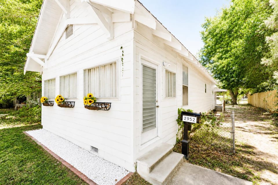 Casa BlancaNear Ft BenningPet FriendlyKing Bed House in Phenix City