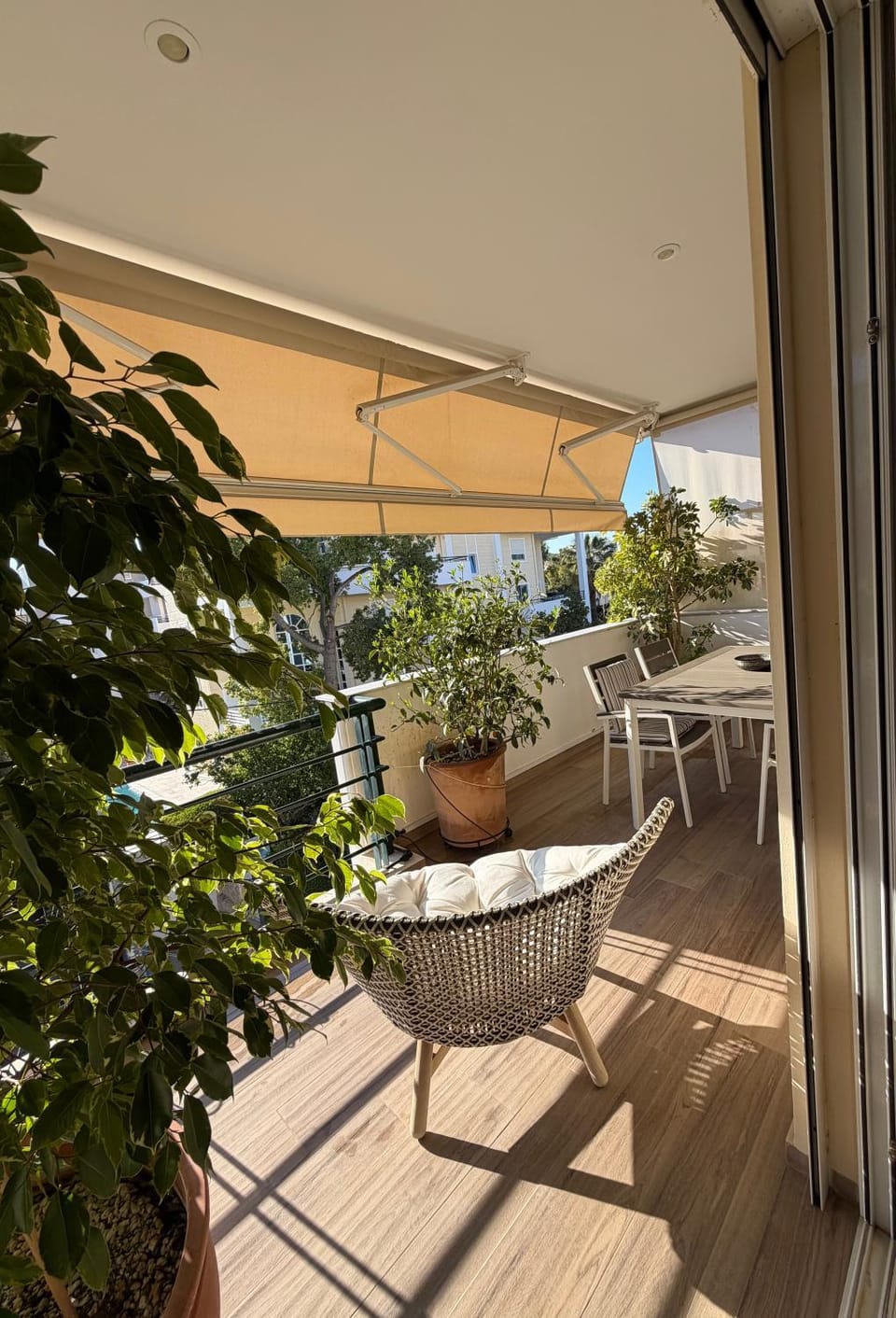 Day, Balcony/Terrace, Seating area, Dining area