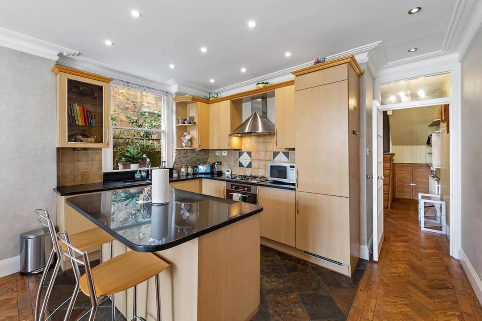 Spacious 2BR Flat w Garden & Parking Kensal Rise Apartment in London
