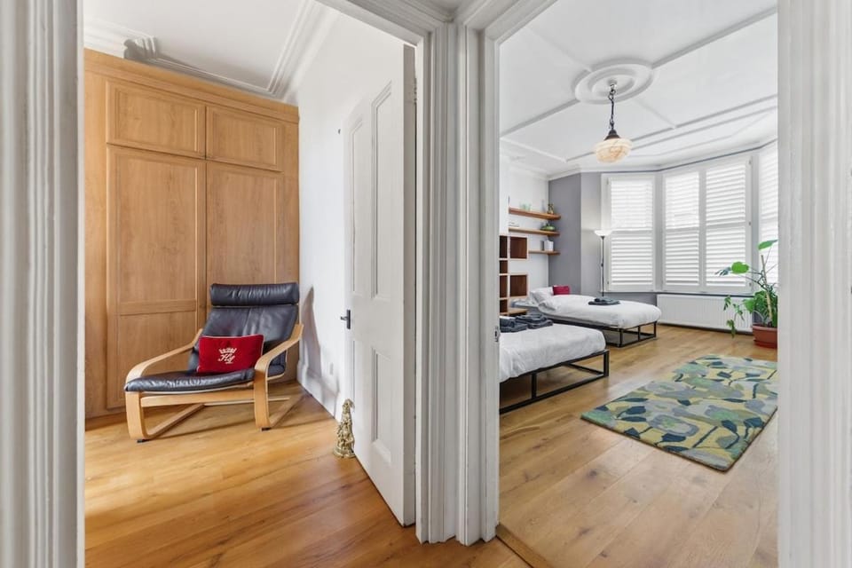 Spacious 2BR Flat w Garden & Parking Kensal Rise Apartment in London