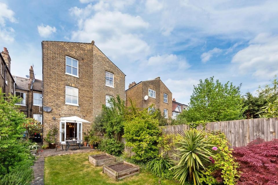 Spacious 2BR Flat w Garden & Parking Kensal Rise Apartment in London