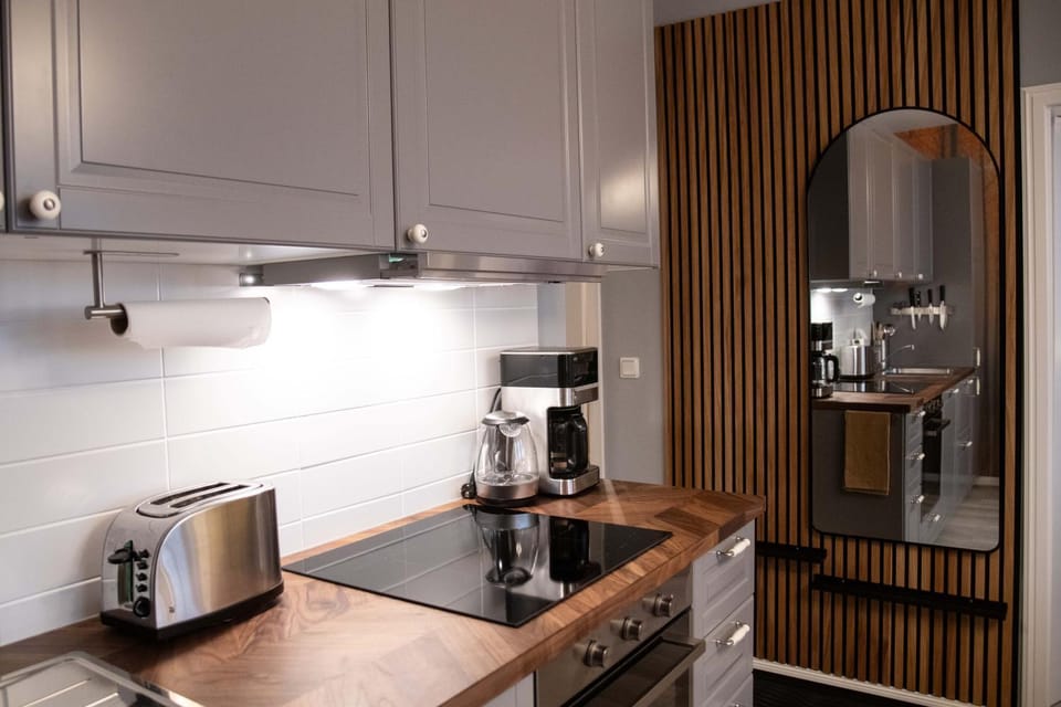 Coffee/tea facilities, Kitchen or kitchenette, stove