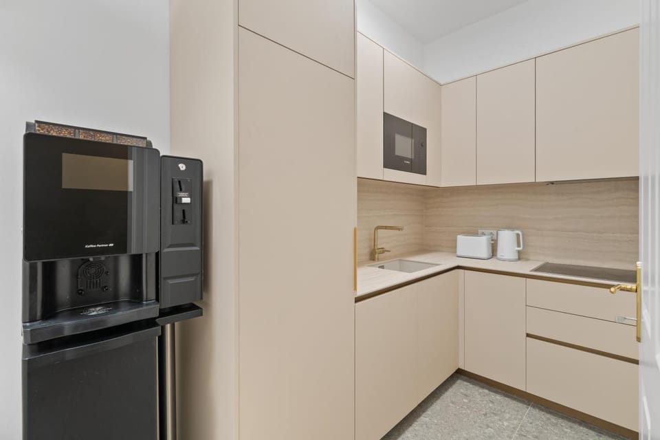 Coffee/tea facilities, Kitchen or kitchenette, microwave, kitchen