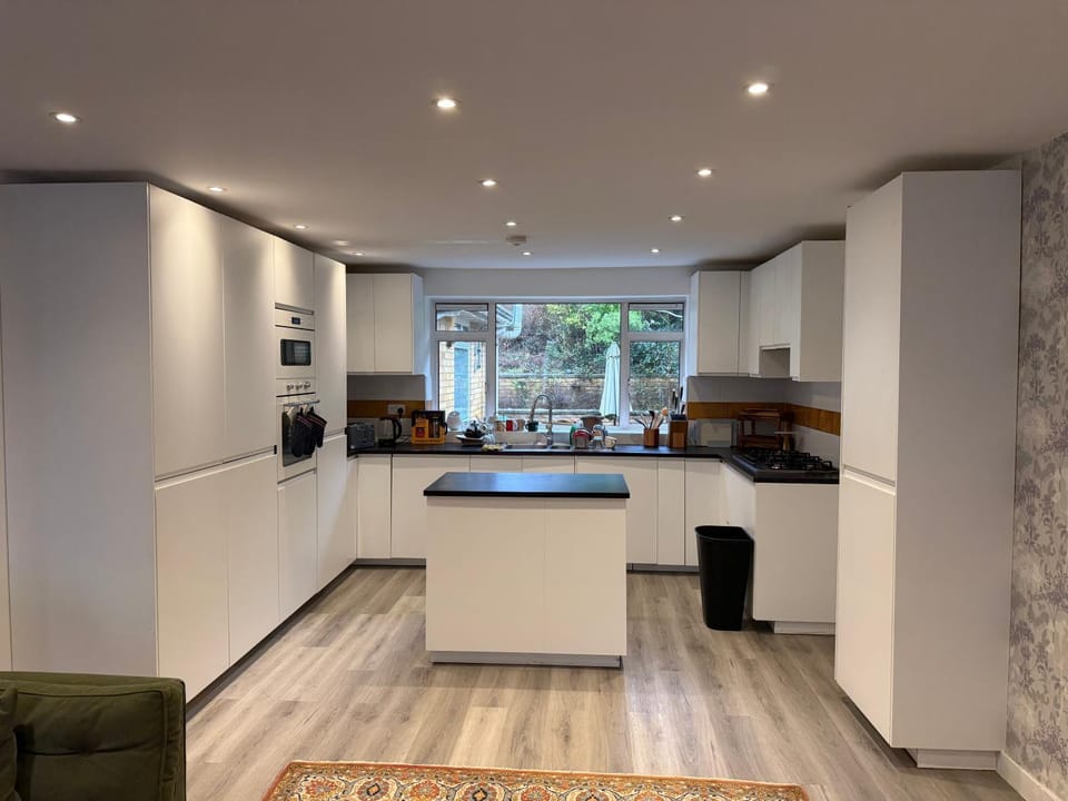 Cliffend Bungalow House in Croydon