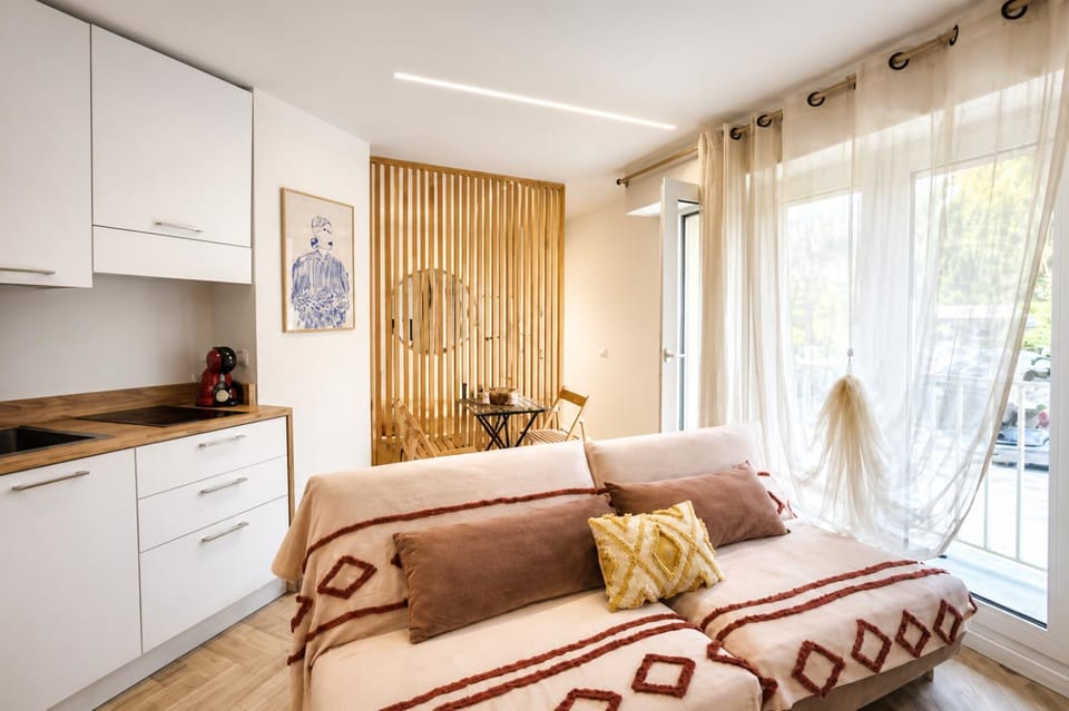 Bed, Living room