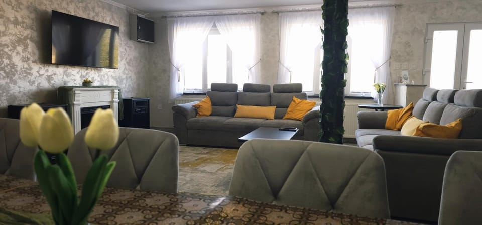 Communal lounge/ TV room, TV and multimedia, Living room, Seating area, Evening entertainment