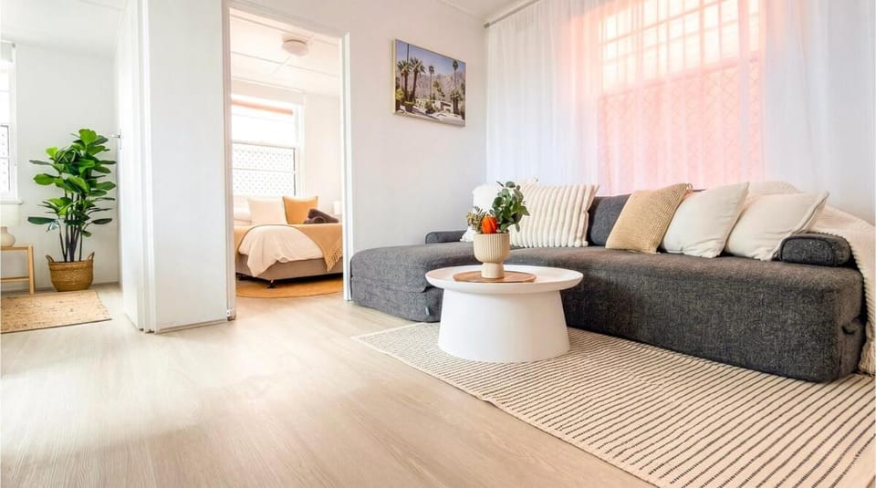 Pet & Baby Friendly CBD - Walk to Beach - Sleeps 6 Apartment in Wollongong