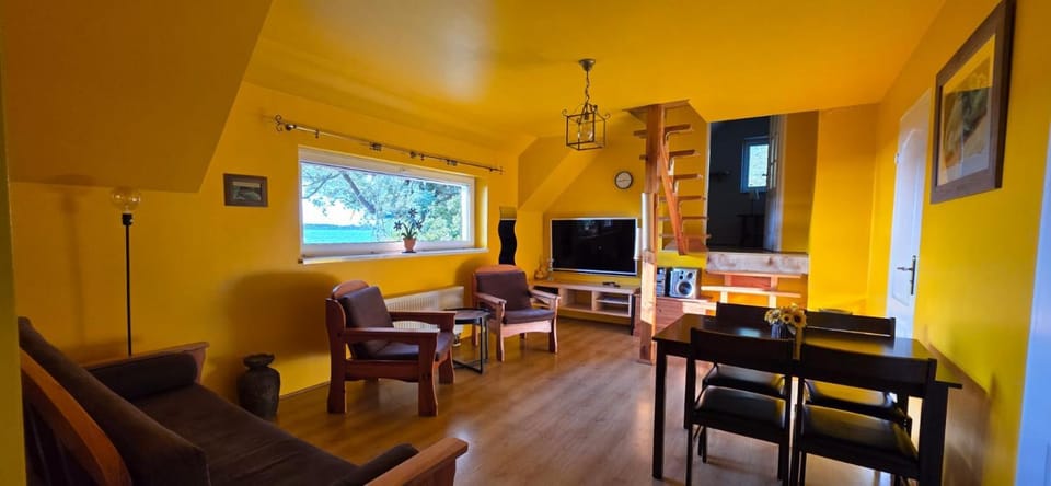 TV and multimedia, Living room, Seating area, Evening entertainment