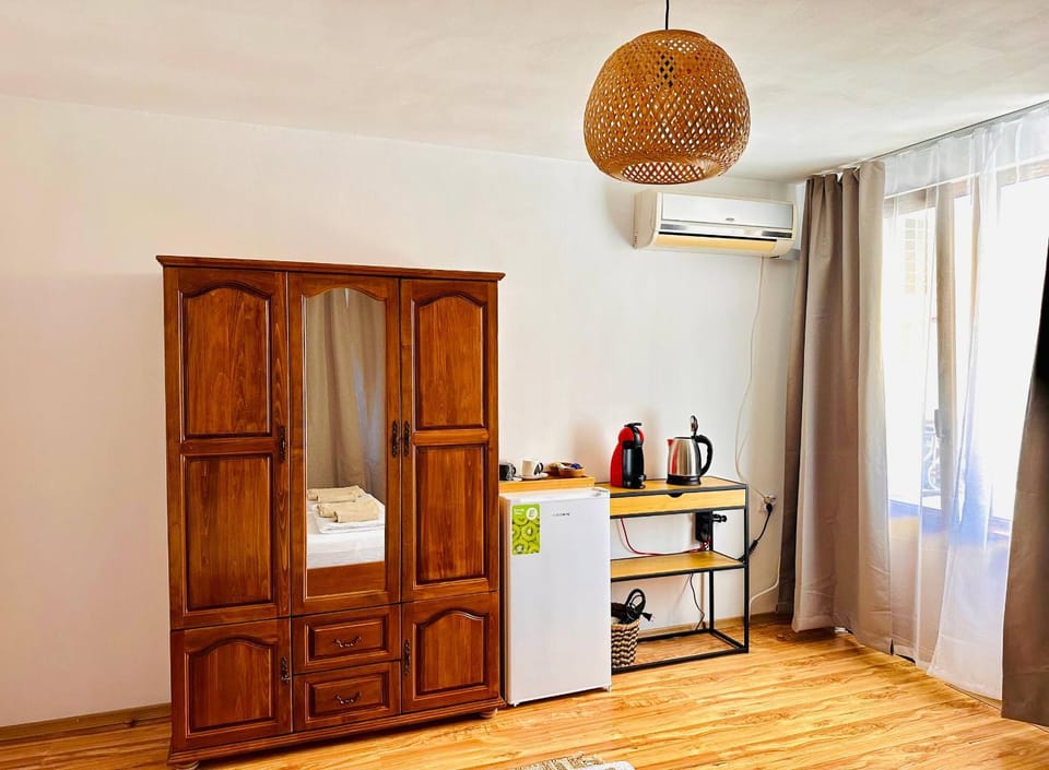 Coffee/tea facilities, minibar, wardrobe