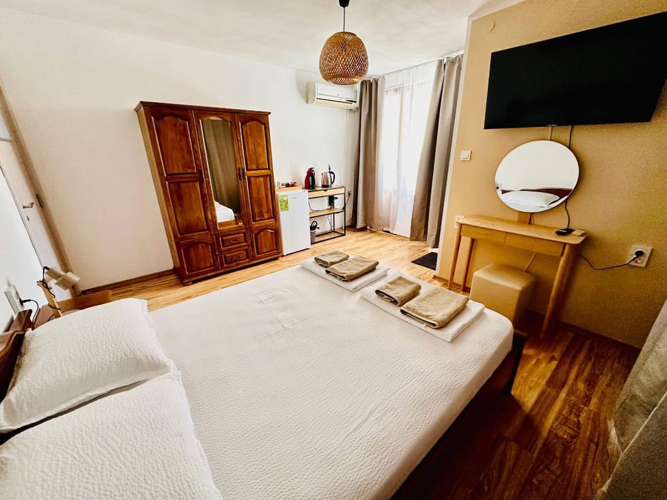 Bed, TV and multimedia, Bedroom, wardrobe