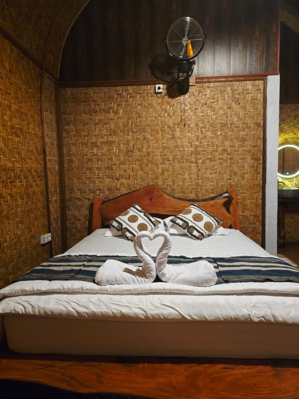 Bed, Bedroom, towels