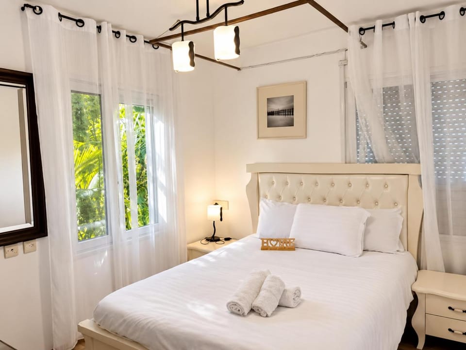 Bed, Photo of the whole room, towels