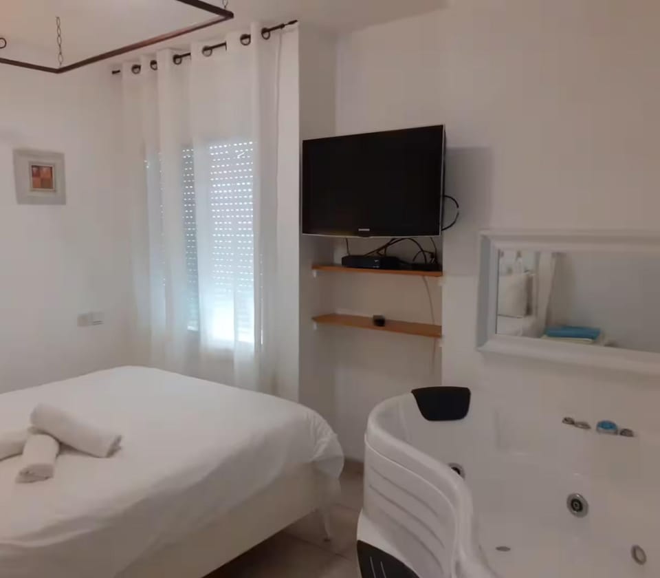 TV and multimedia, Photo of the whole room, Bedroom, towels