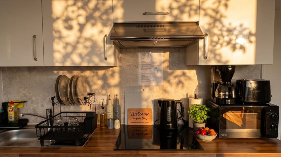 Coffee/tea facilities, Kitchen or kitchenette, stove, toaster