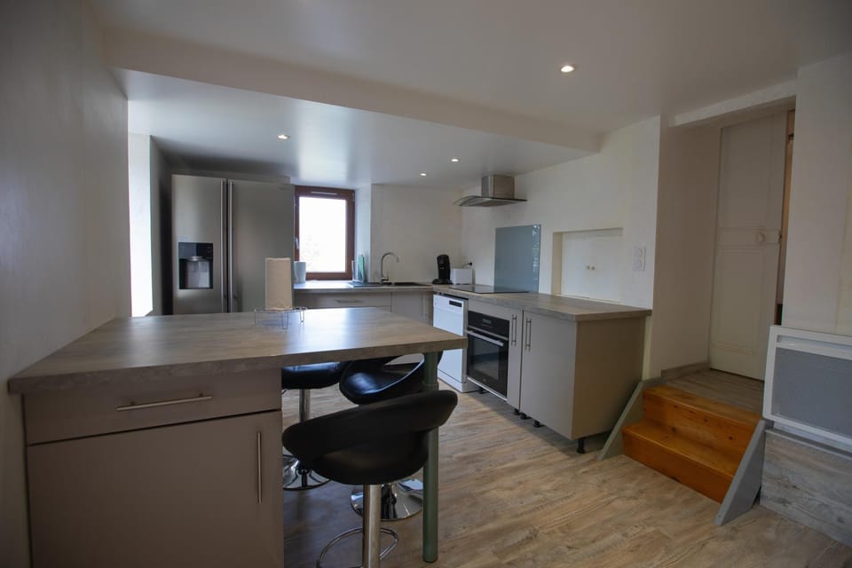 Kitchen or kitchenette, Dining area, stove