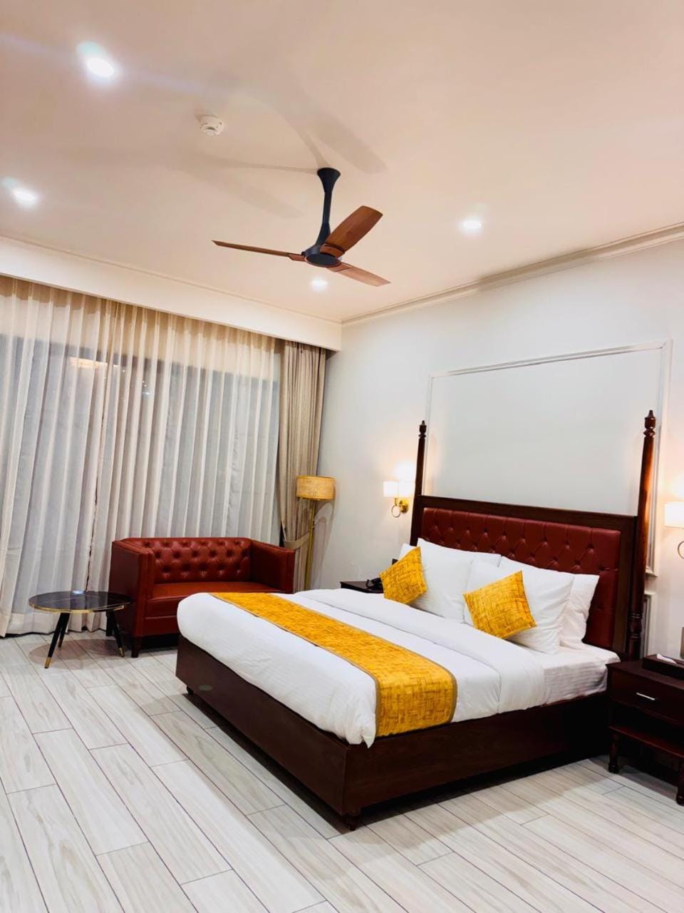 Restaurant/places to eat, Bedroom, Breakfast