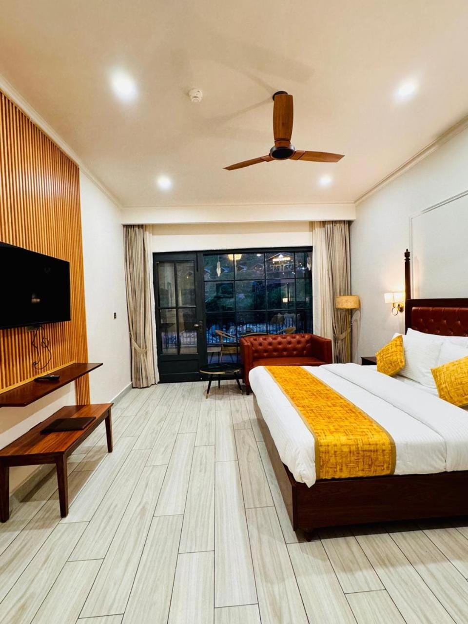 Restaurant/places to eat, Bed, TV and multimedia, Bedroom, Breakfast