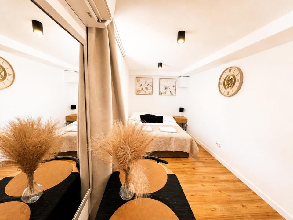 Bed, Living room, Photo of the whole room, Seating area, Bedroom