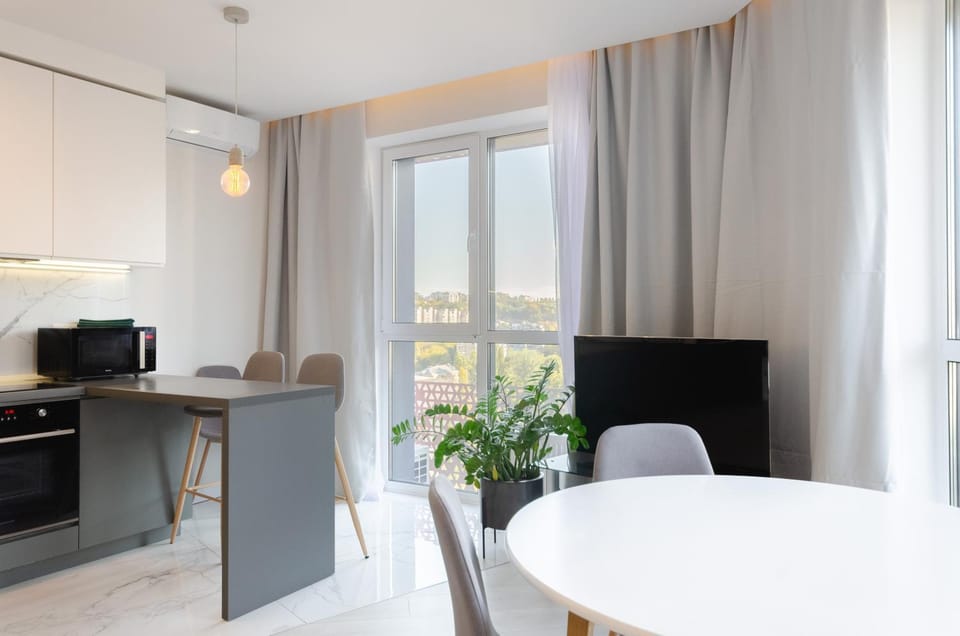 Dining area, microwave, oven, pet friendly, air conditioner