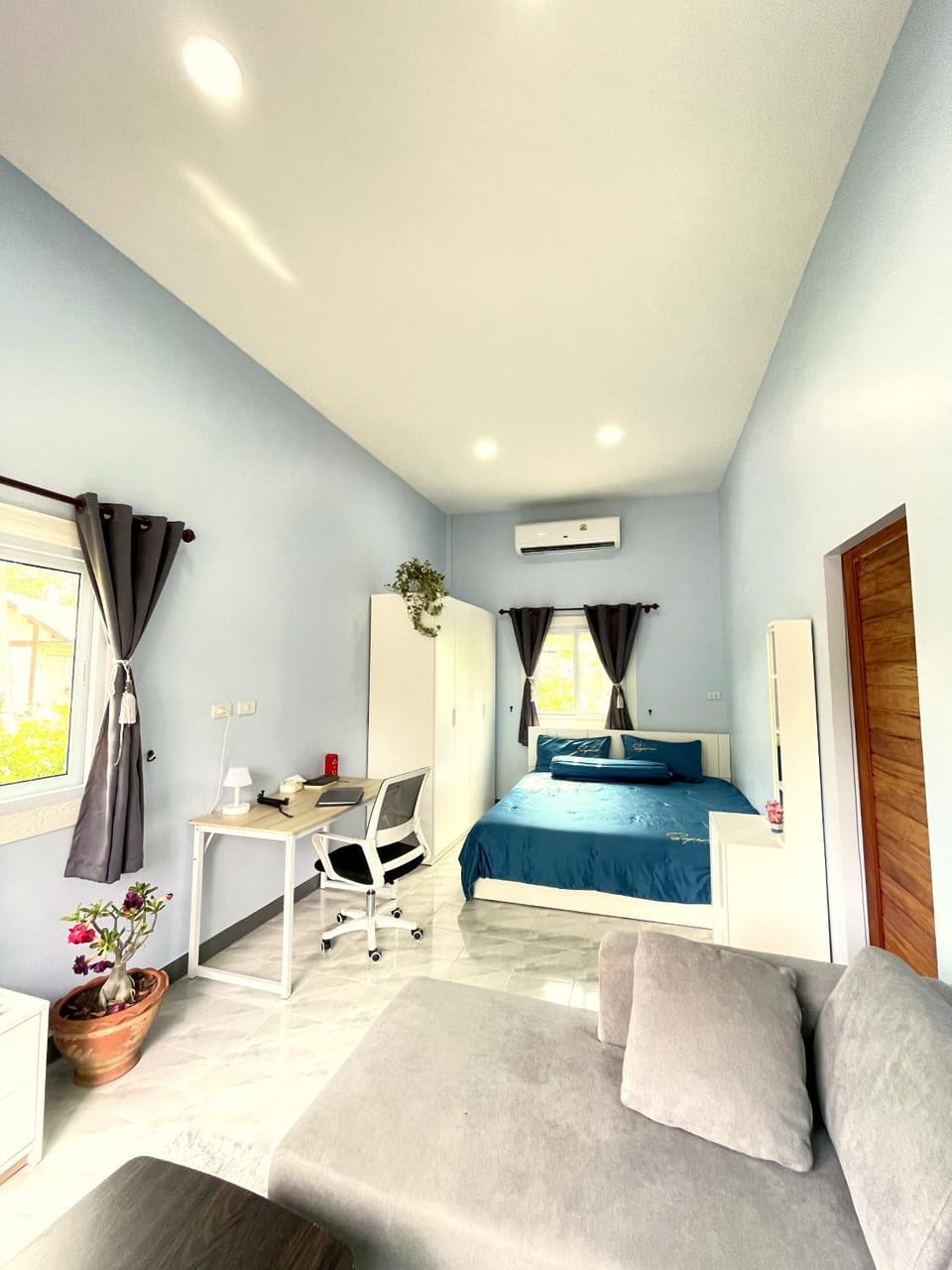 Bed, Living room, Photo of the whole room, Seating area, Bedroom, air conditioner