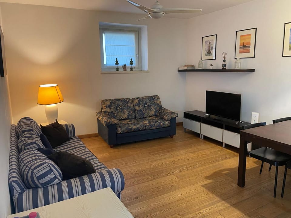 Communal lounge/ TV room, TV and multimedia, Living room, Seating area, Evening entertainment